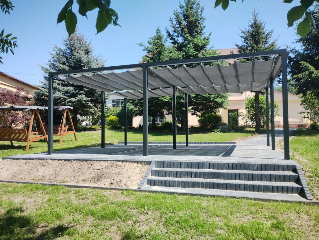 Pergola aluminiowa wolnostojąca - ochrona przed słońcem