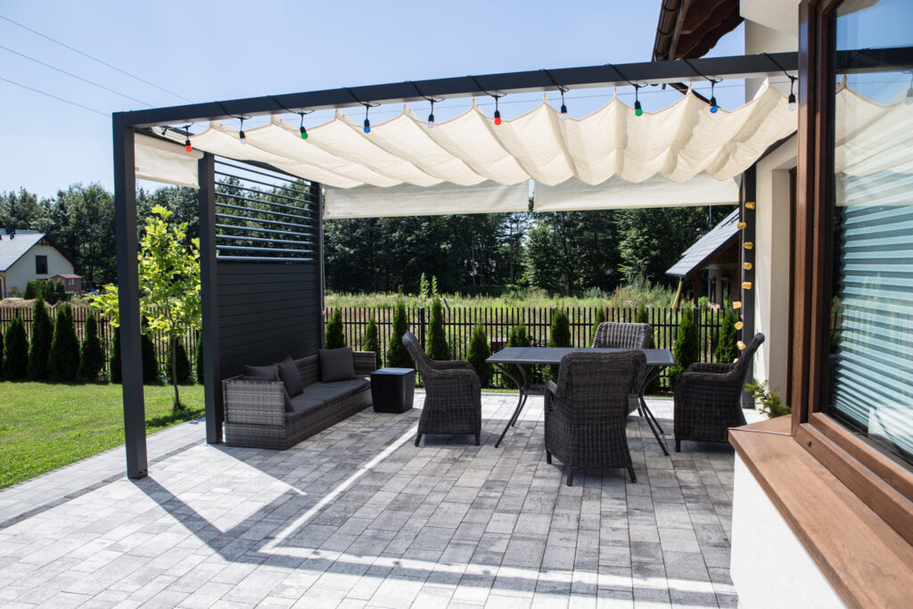 Pergola aluminiowa przyścienna - ochrona przed słońcem