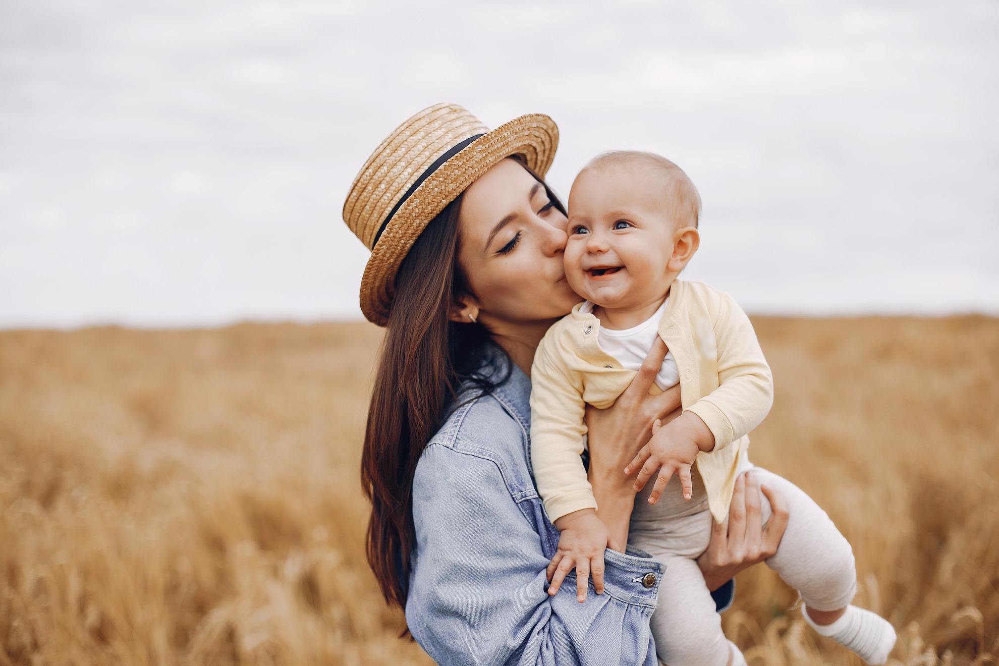 Mother_with_daughter_playing_in_a_autumn_field