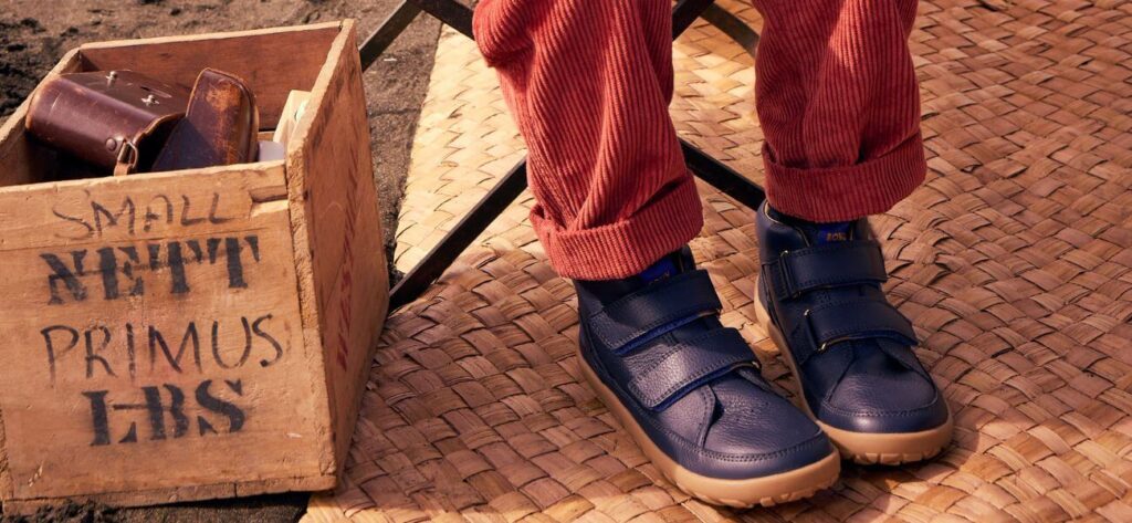 Granatowe-buty-barefoot-dla-dzieci-Bobux