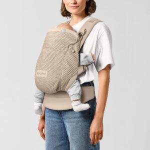 CYB_25_INT_y045_Amya_ALBE_FrontCarrying_Flap_Up_Child_screen_HD