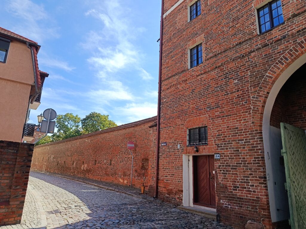 02 - Brama Mostowa od strony ul. Podmurnej oraz fragment murów miejskich w Toruniu, fot. Łukasz Augustyński