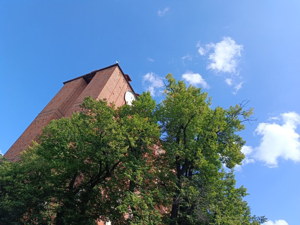 04 - Wieża zegarowa dawnego kościoła ewangelickiego pw. Świętej Trójcy na Rynku Nowomiejskim w Toruniu, fot. Łukasz Augustyński